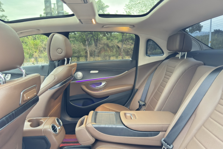 奔驰E级 2017款 E 300 L 运动豪华型中控内饰7004