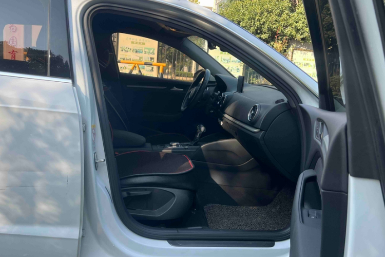 奥迪A3 2018款 30周年年型 Sportback 35 TFSI 进取型中控内饰7005