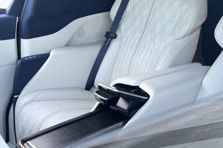 别克GL8 2020款 Avenir艾维亚 四座尊礼版中控内饰7002