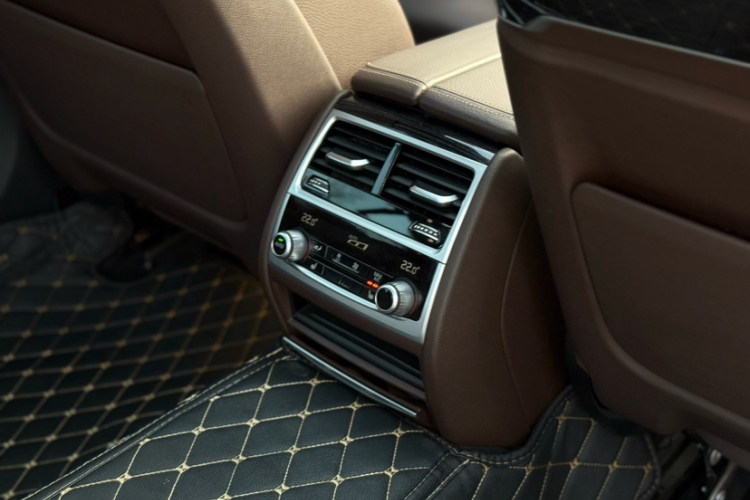 宝马7系 2018款 730Li 领先型 M运动套装中控内饰7007