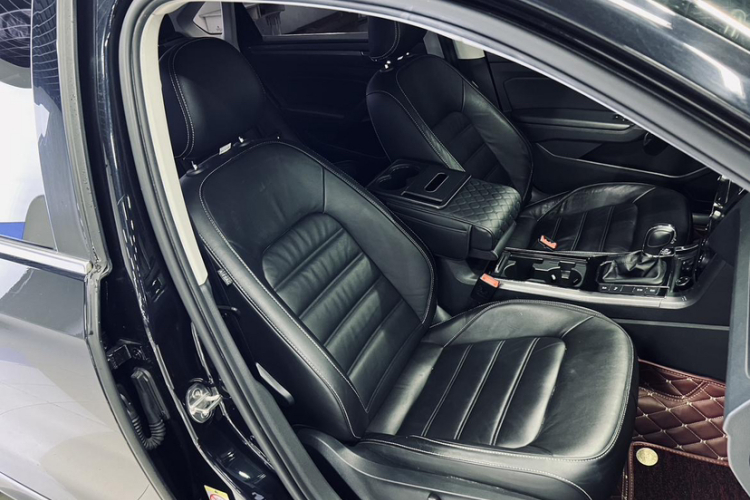 大众 帕萨特 2017款 330TSI DSG尊荣版中控内饰7002