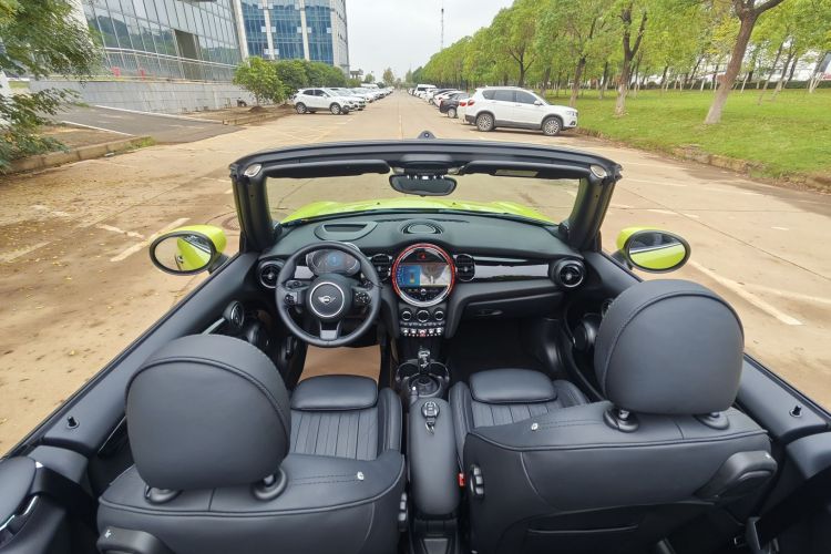 MINI 2023款 2.0T COOPER S CABRIO 艺术家中控内饰7010