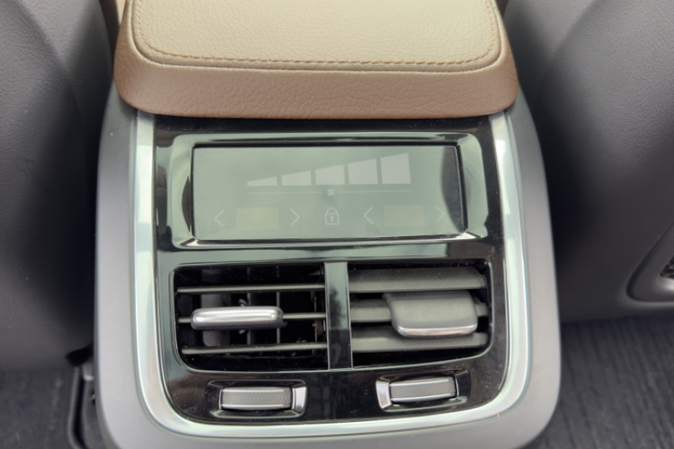 沃尔沃XC90 2018款 T6 智逸版 7座中控内饰7011