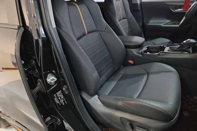 丰田 威兰达 2024款 2.0L CVT四驱豪华PLUS版局部细节41