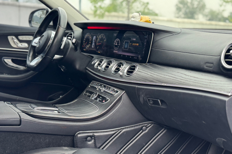 奔驰E级 2020款 E 300 L 运动时尚型中控内饰7011