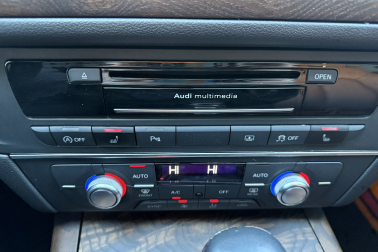 奥迪A6L 2018款 30周年年型 45 TFSI quattro 运动型中控内饰7008