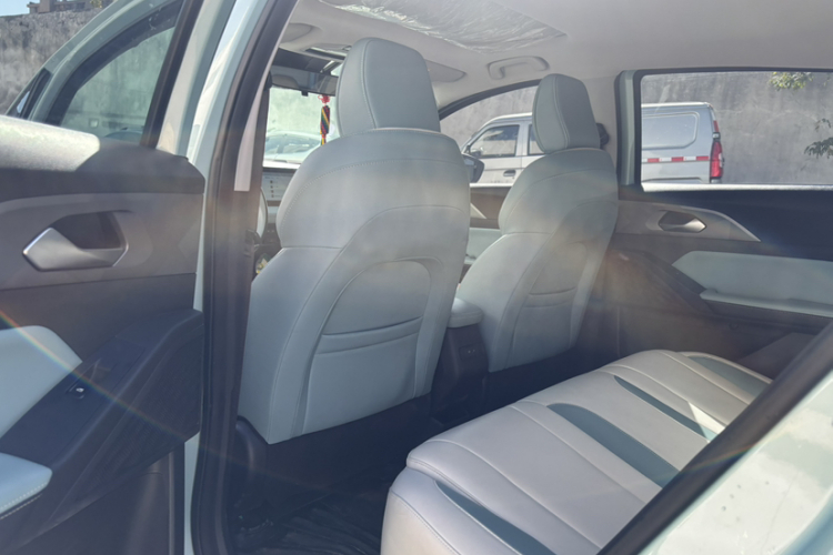 吉利几何E萤火虫 2024款 401km 萤光中控内饰7002