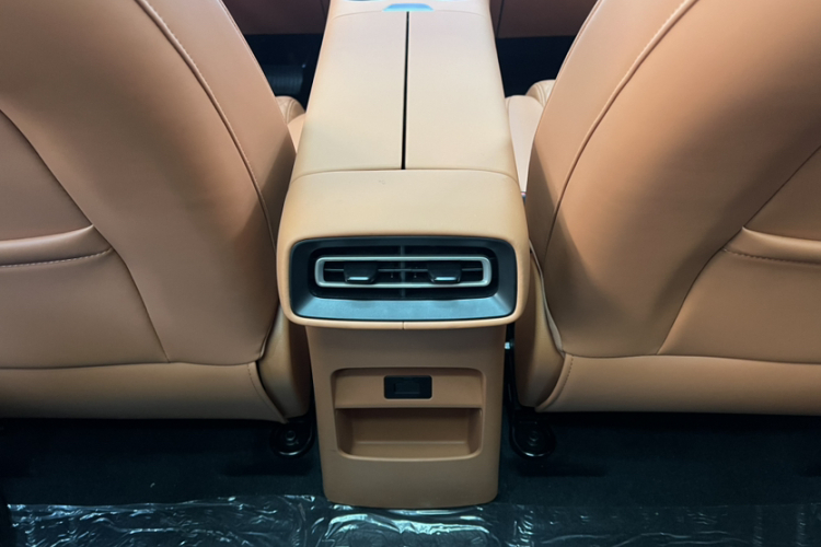 蓝电E5 PLUS 2026款 165km 长续航先享版Ultra 7座中控内饰7011