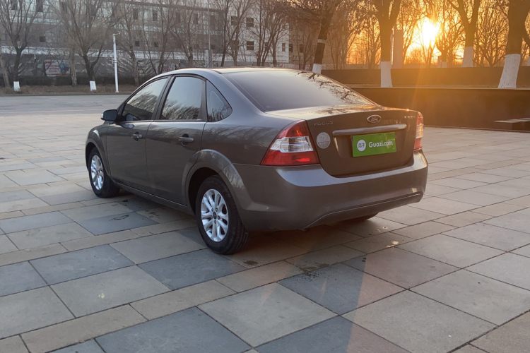 福特 福克斯 2013款 三厢经典 1.8L 手动基本型车身外观6004