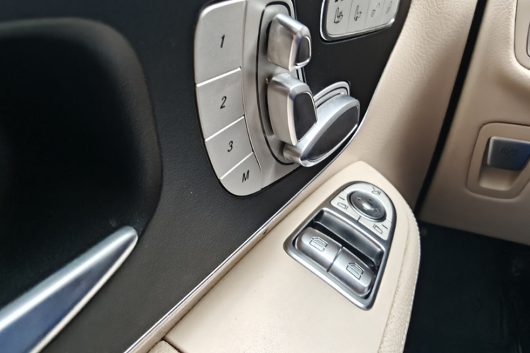 奔驰V级 2018款 V 260 L 尊贵加长版 国VI中控内饰7012