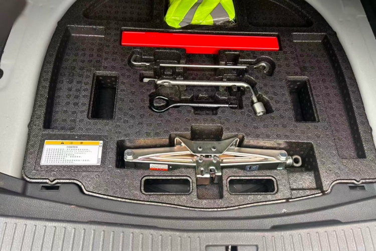 丰田 亚洲龙 2023款 2.5L Touring尊贵版中控内饰7011