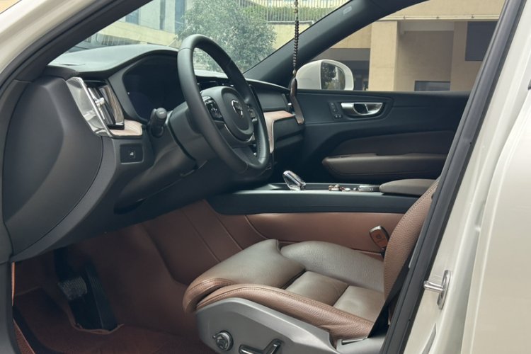 沃尔沃XC60 2025款 B5 四驱智远豪华版中控内饰7004