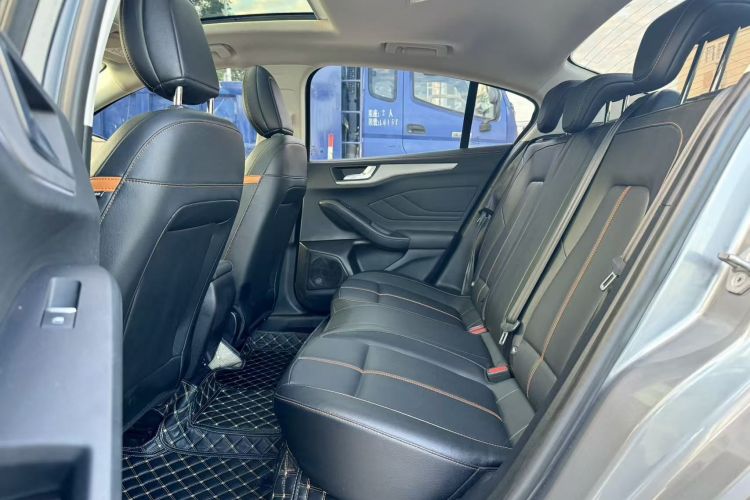 福特 福克斯 2022款 三厢 EcoBoost 180 自动竞速版中控内饰7007