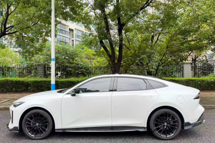 长安UNI-V 2024款 1.5T 尊贵运动型车身外观6006