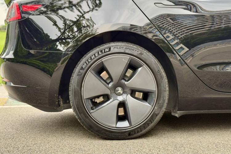 特斯拉 Model 3 2021款 标准续航后驱升级版 3D6车身外观6008