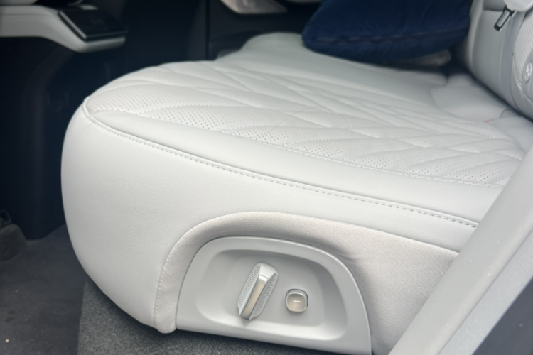 蔚来ES6 2025款 75kWh中控内饰7003