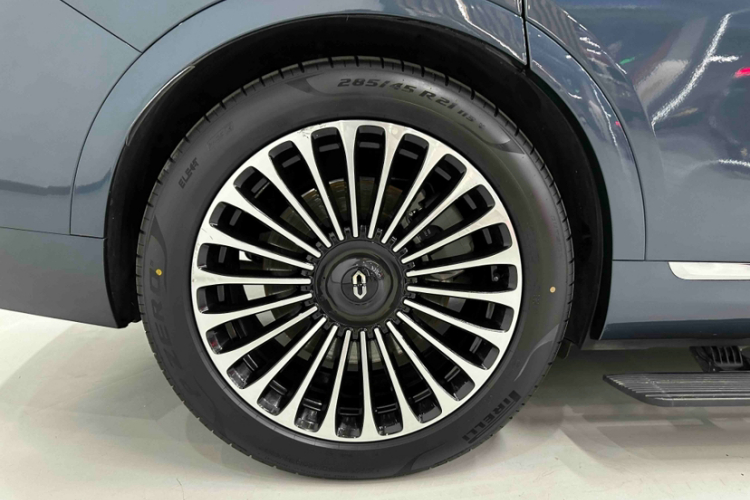 鸿蒙智行 问界M9 2024款 增程 Ultra版 52kWh 5座版车身外观6011