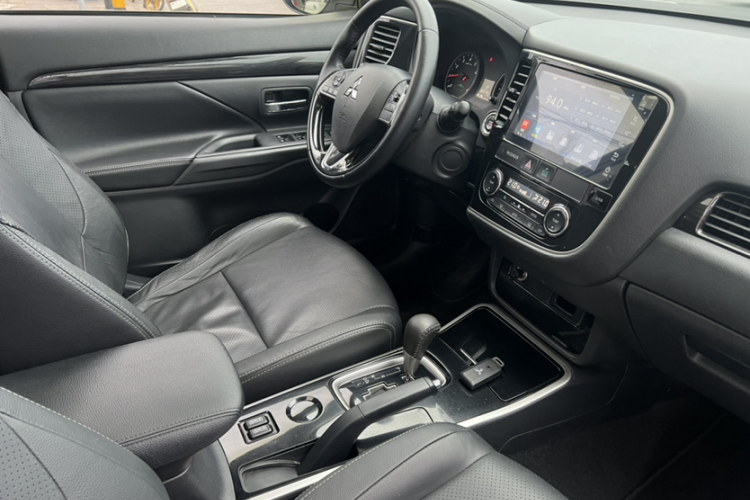 三菱 欧蓝德 2018款 2.0L 两驱荣耀版 5座中控内饰7007