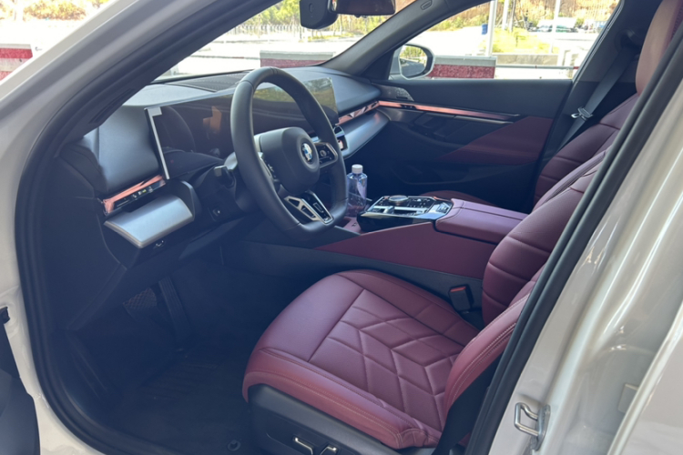 宝马5系 2025款 530Li 领先型 M运动套装中控内饰7002