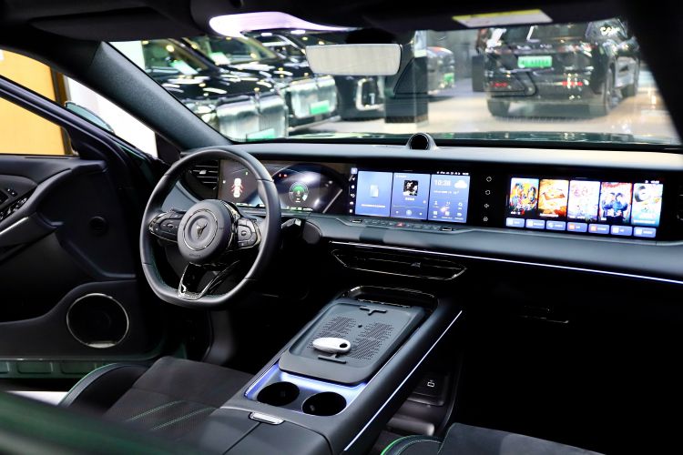 岚图汽车 岚图FREE 2025款 318 318km 后驱环游版中控内饰7003