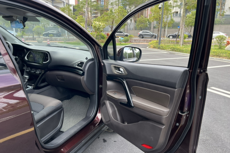 广汽传祺 传祺GS4 2015款 200T G-DCT精英版中控内饰7001