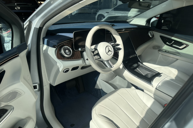 奔驰EQE SUV 2023款 350 4MATIC 先锋版中控内饰7003
