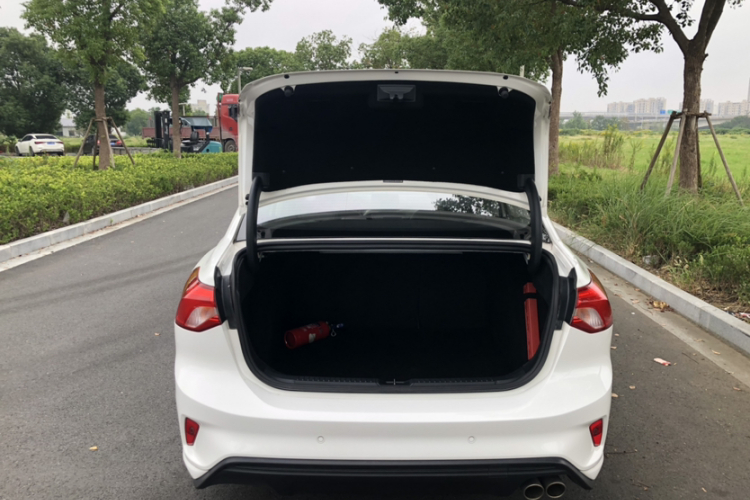 福特 福克斯 2020款 三厢 EcoBoost 180 自动锋潮型局部细节23