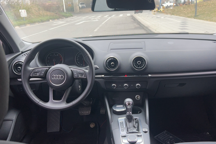 奥迪A3 2019款 Sportback 35 TFSI 进取型 国V中控内饰7002