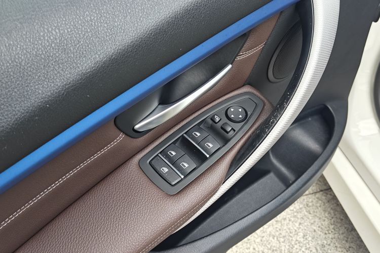 宝马3系 2019款 320i M运动套装中控内饰7005