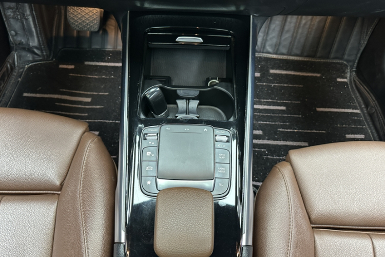 奔驰GLB 2021款 GLB 200 动感型中控内饰7003