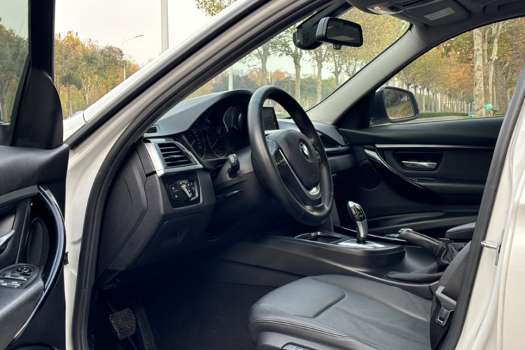 宝马3系 2017款 318i 时尚型中控内饰7002