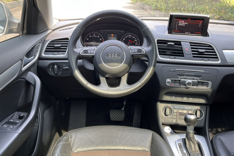 奥迪Q3 2018款 30 TFSI 时尚型典藏版中控内饰7001
