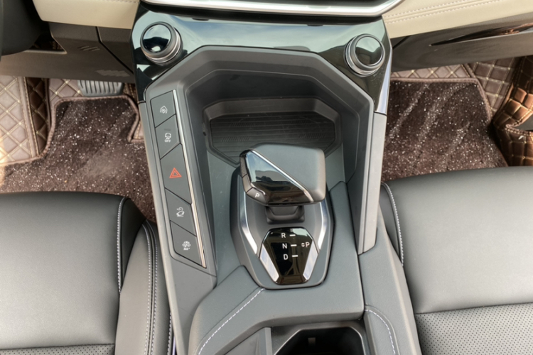 领克06 EM-P 2023款 1.5T Remix PHEV Shero中控内饰7002