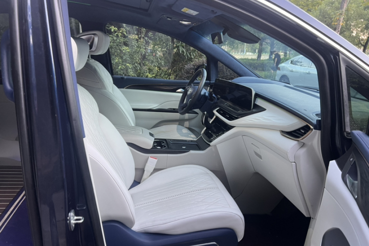 别克GL8 2020款 Avenir艾维亚 四座尊礼版局部细节41