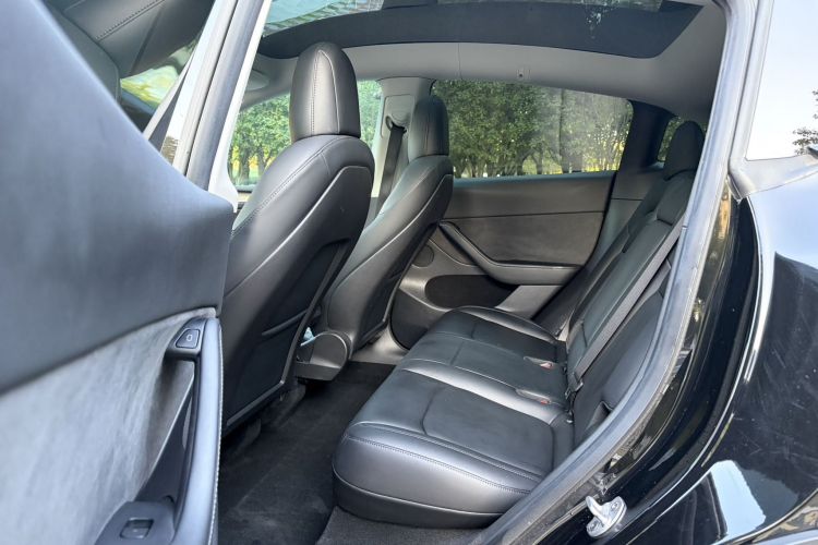 特斯拉 Model Y 2022款 Performance高性能全轮驱动版中控内饰7004