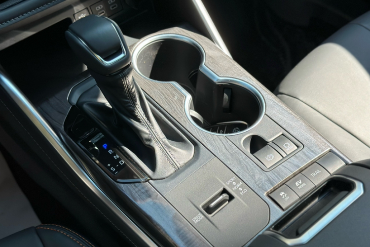 丰田 皇冠陆放 2024款 2.5L HEV四驱尊贵版中控内饰7004