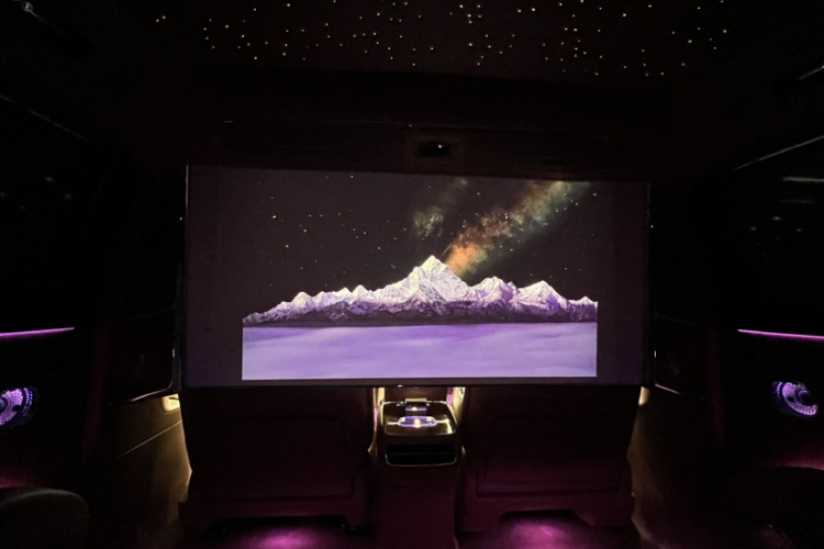 鸿蒙智行 尊界S800 2025款 增程 星辉行政版 4座中控内饰7011