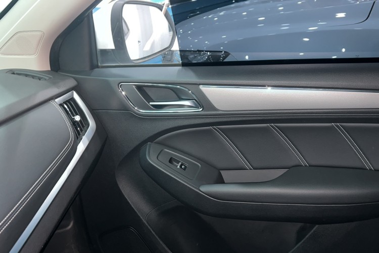 荣威RX5 2020款 20T 自动4G互联超越版中控内饰7010