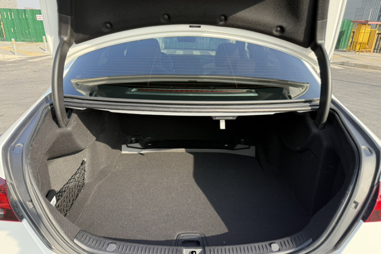 奔驰E级(进口) 2023款 E 300 时尚型运动版局部细节23