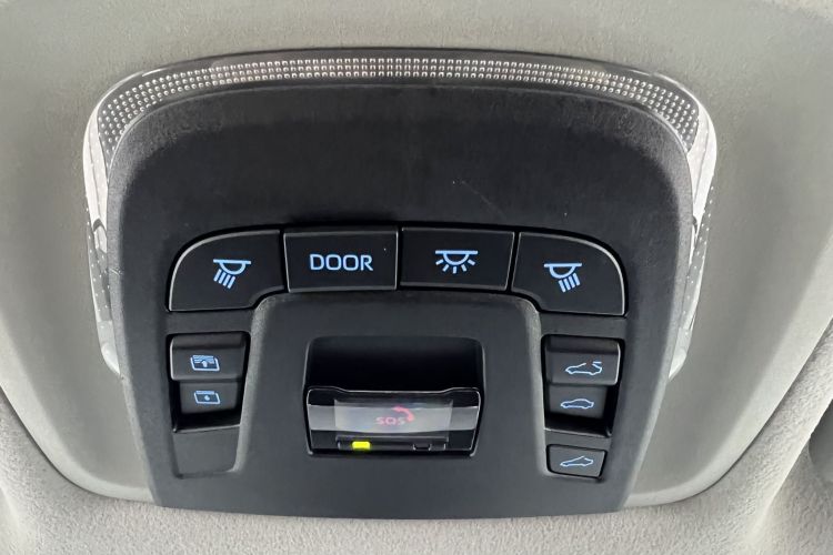 丰田 卡罗拉锐放 2022款 2.0L 旗舰版中控内饰7006