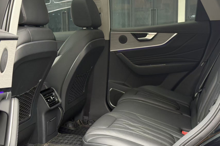 红旗HS5 2025款 2.0T 两驱旗享Pro版中控内饰7004