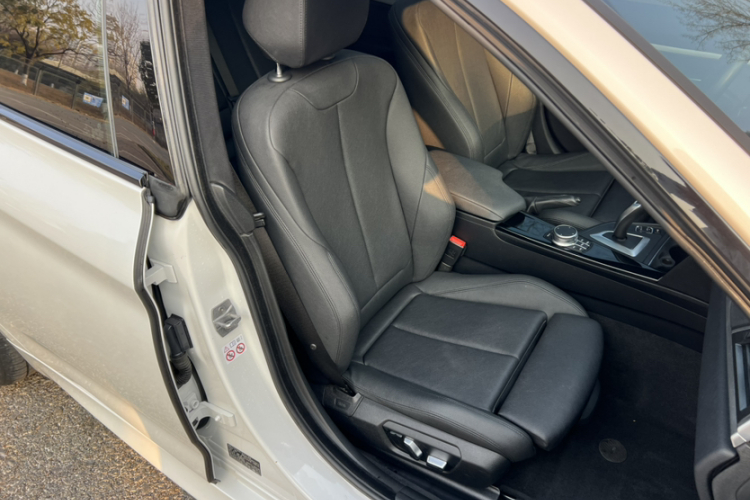 宝马3系GT 2020款 320i M运动套装中控内饰7005