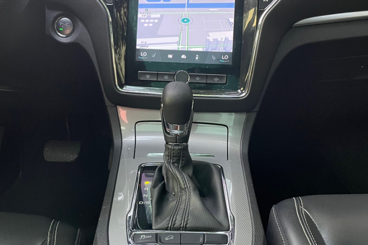 荣威RX5 2019款 20T 两驱自动Ali智联网铂金版中控内饰7005