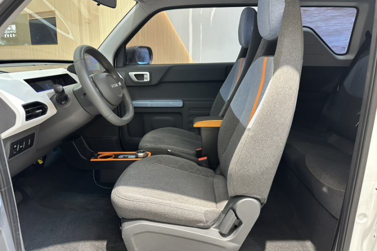 吉利银河 2024款 熊猫mini 200km 耐力熊中控内饰7005