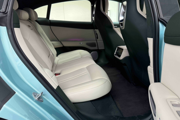 小米汽车 小米YU7 2025款 超长续航高性能四驱Max版中控内饰7003