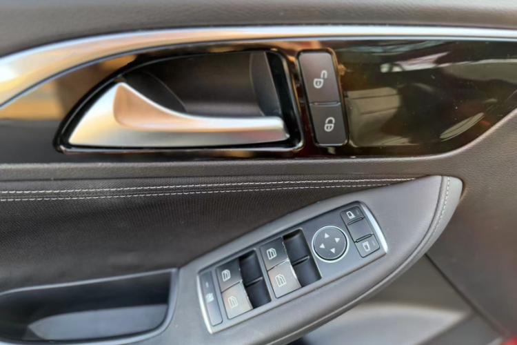 英菲尼迪QX30 2017款 1.6T 两驱运动版中控内饰7005