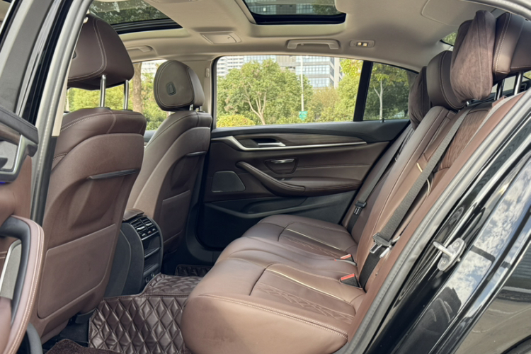 宝马5系 2019款 改款 530Li 领先型 豪华套装中控内饰7004