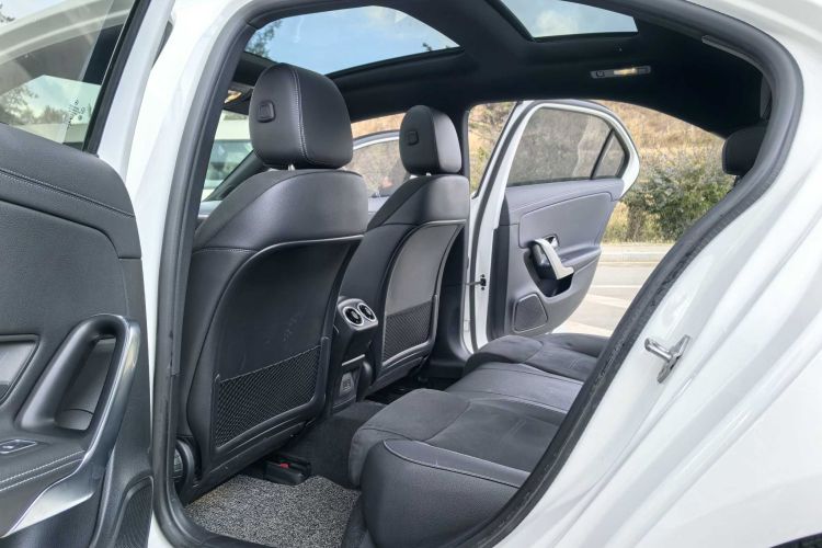 奔驰A级 2022款 改款二 A 200 L 运动轿车时尚型中控内饰7003