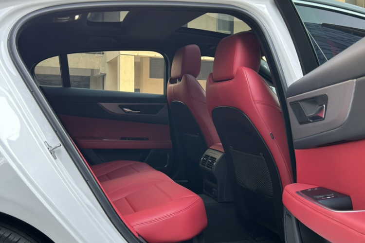 捷豹XEL 2022款 2.0T 250PS R-DYNAMIC S进取运动版中控内饰7002