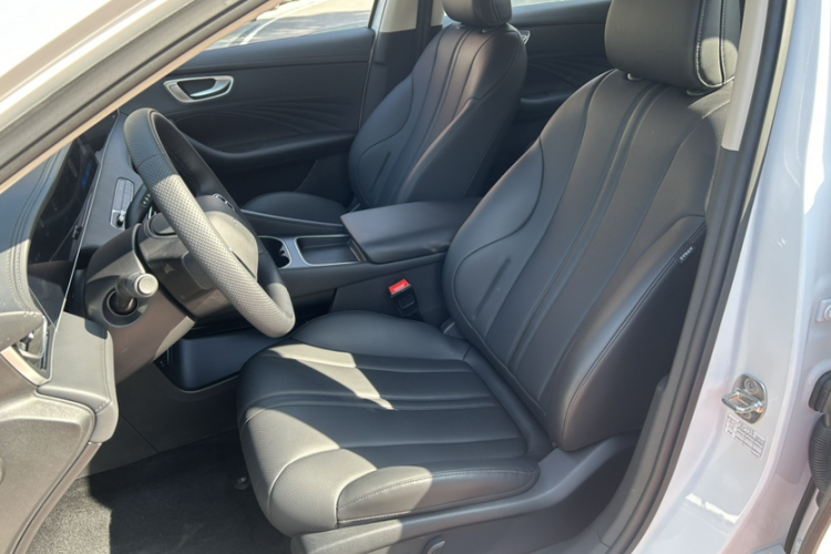 荣威D7 2025款 DMH 125km 世界冠军版中控内饰7009